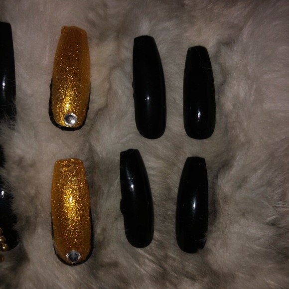 Black and Gold Press on Nails - Picture 4 of 7